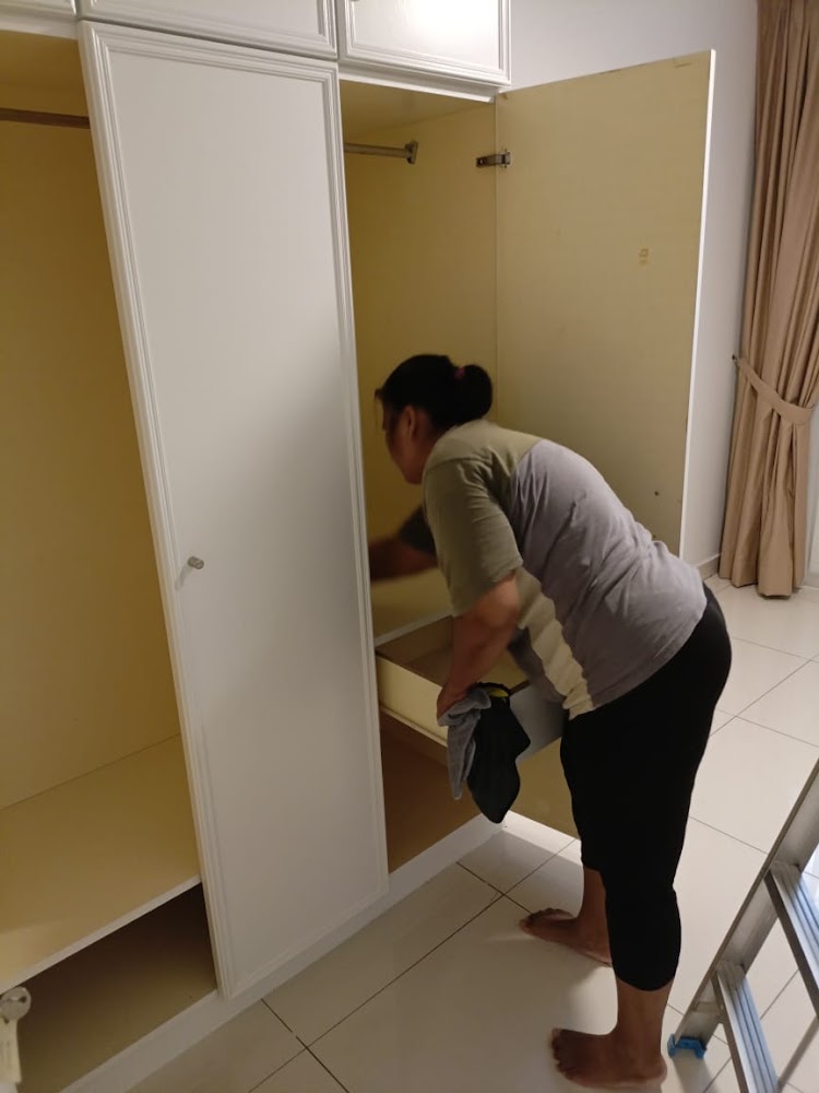 EZ CLEAN SOLUTIONS